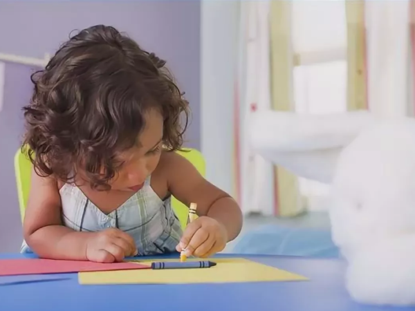девочка ребенок левша с карандашом 