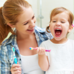 дети чистят зубы