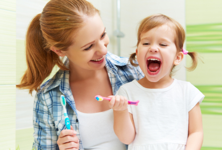 дети чистят зубы