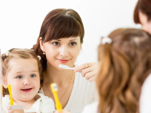 чистим зубы детям перед зеркалом